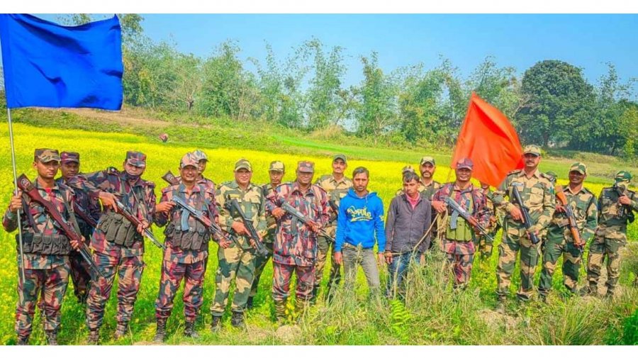 এবার পতাকা বৈঠকের মাধ্যমে দুই বাংলাদেশিকে ফেরত দিল বিএসএফ